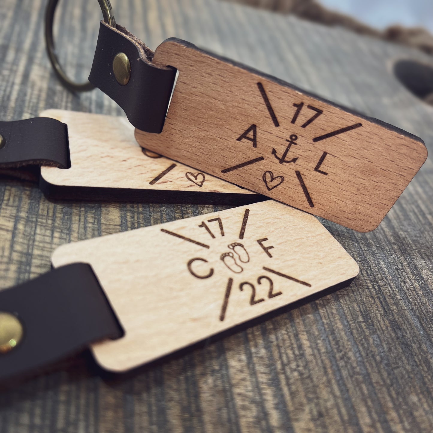 Personalisierter SchlĂŒsselanhĂ€nger / Gravur AnhĂ€nger / SchlĂŒsselanhĂ€nger Holz / Geschenk mit Motiv / Handgefertigtes Unikat