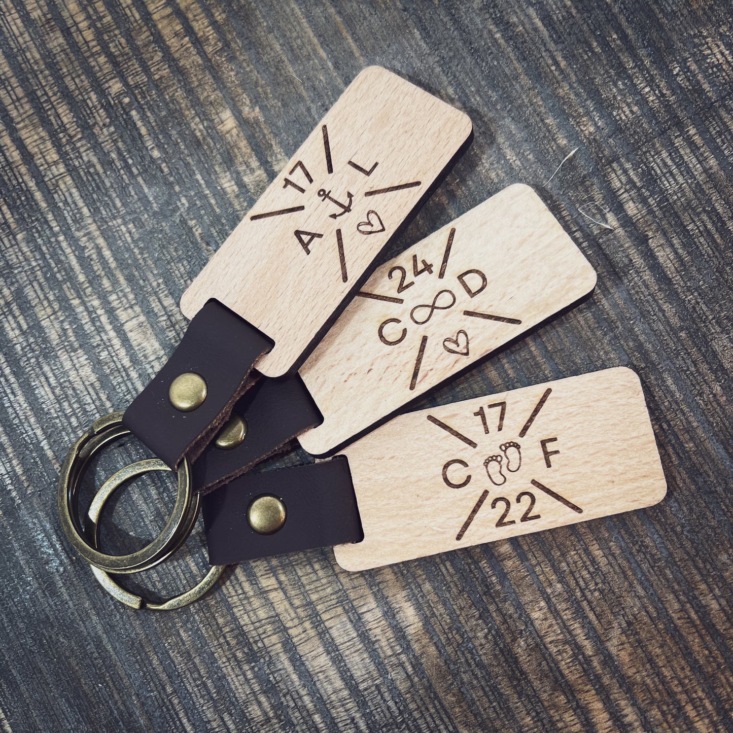 Personalisierter SchlĂŒsselanhĂ€nger / Gravur AnhĂ€nger / SchlĂŒsselanhĂ€nger Holz / Geschenk mit Motiv / Handgefertigtes Unikat