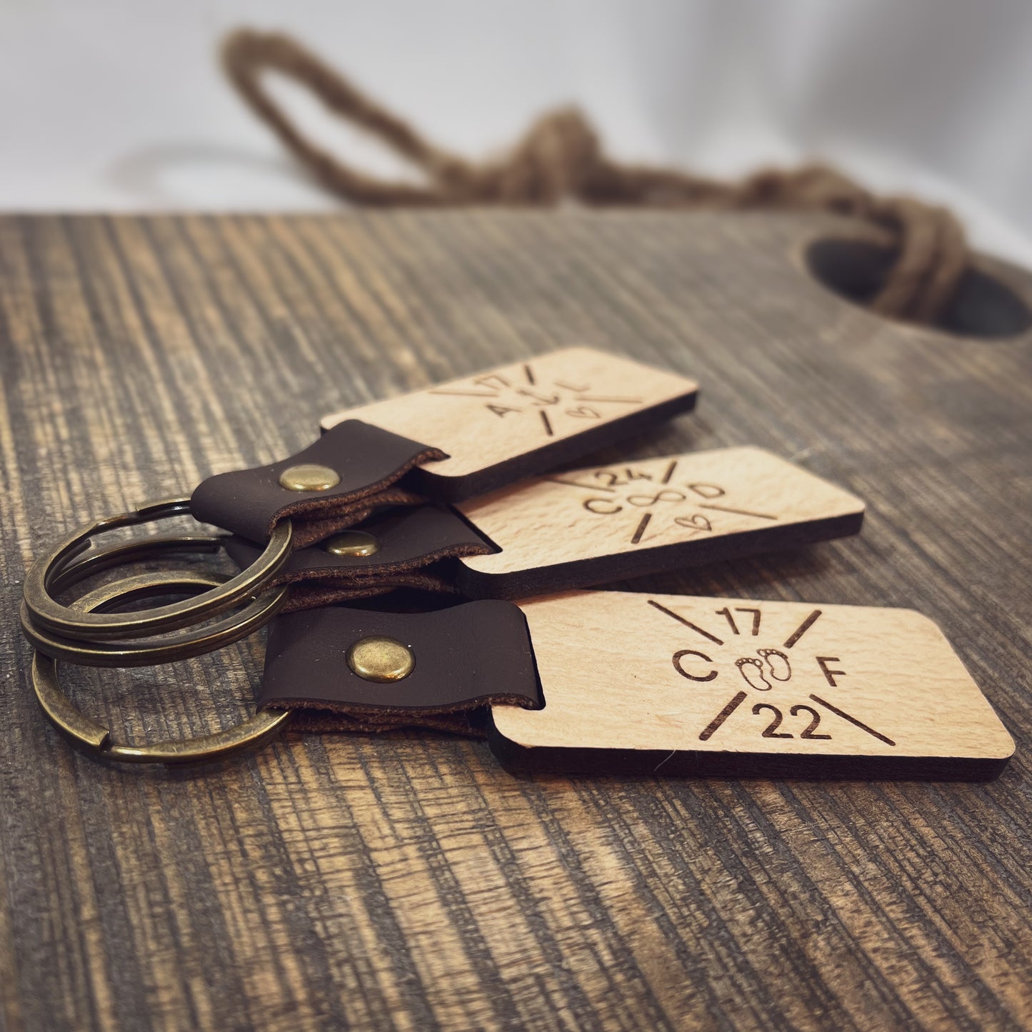 Personalisierter SchlĂŒsselanhĂ€nger / Gravur AnhĂ€nger / SchlĂŒsselanhĂ€nger Holz / Geschenk mit Motiv / Handgefertigtes Unikat