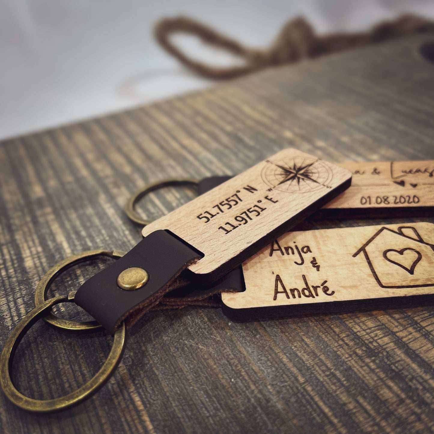 Personalisierter SchlĂŒsselanhĂ€nger / Geschenk mit Gravur / SchlĂŒsselanhĂ€nger Holz / Individuelles Geschenk / Handgemachter SchlĂŒsselanhĂ€nger